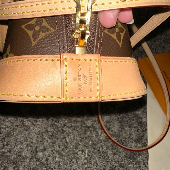 Louis Vuitton Alma BB - Picture 11 of 17